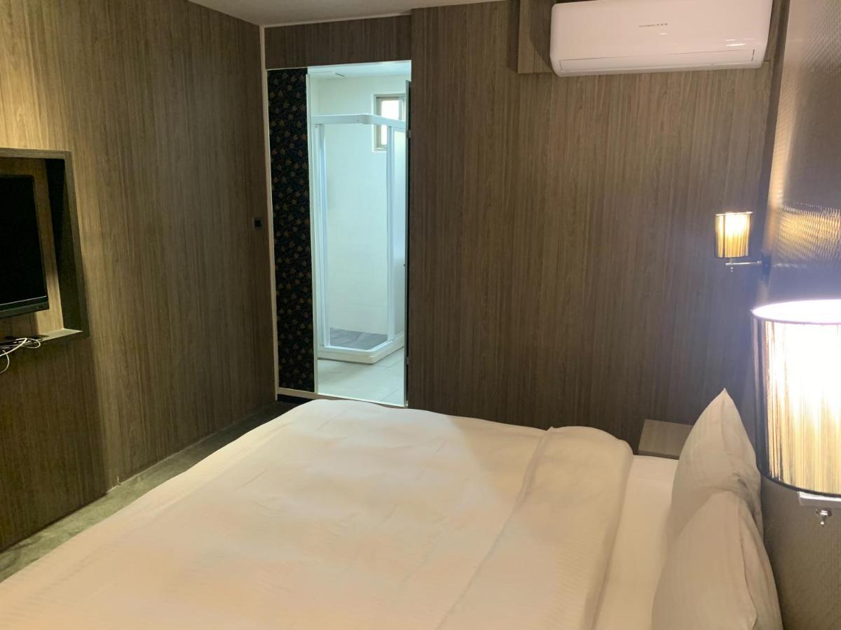 Meworld Hotel - Ximen Tajpej Buitenkant foto